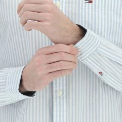 Tommy Hilfiger Jeans Camicia Tommy Jeans Regular Fit A Righe Con Taschino Sul Petto E Logo Ricamato -Lacoste shop 05c7dd6ce26c533a1f0331ebcd35067b
