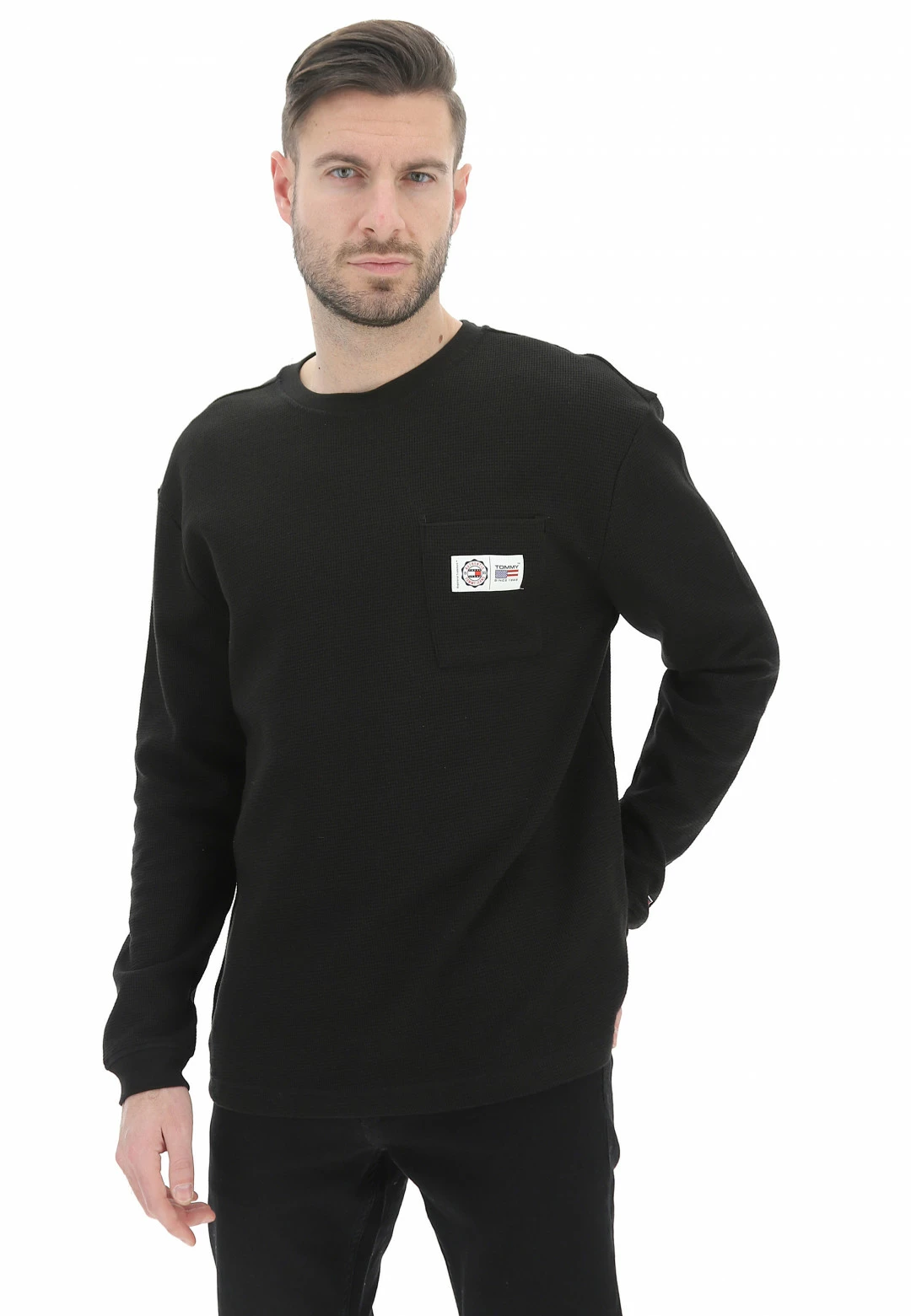 Tommy Hilfiger Jeans Maglioncino Girocollo Tommy Jeans Uomo Con Taschino E Patch Applicata 3 Tommy Hilfiger Jeans Maglioncino Girocollo Tommy Jeans Uomo Con Taschino E Patch Applicata