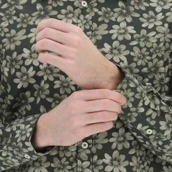 Camicia Casual Age Uomo In Cotne Con Fiori All Over -Lacoste shop 3b27e09d2dbe9bb6ce32f669db609694