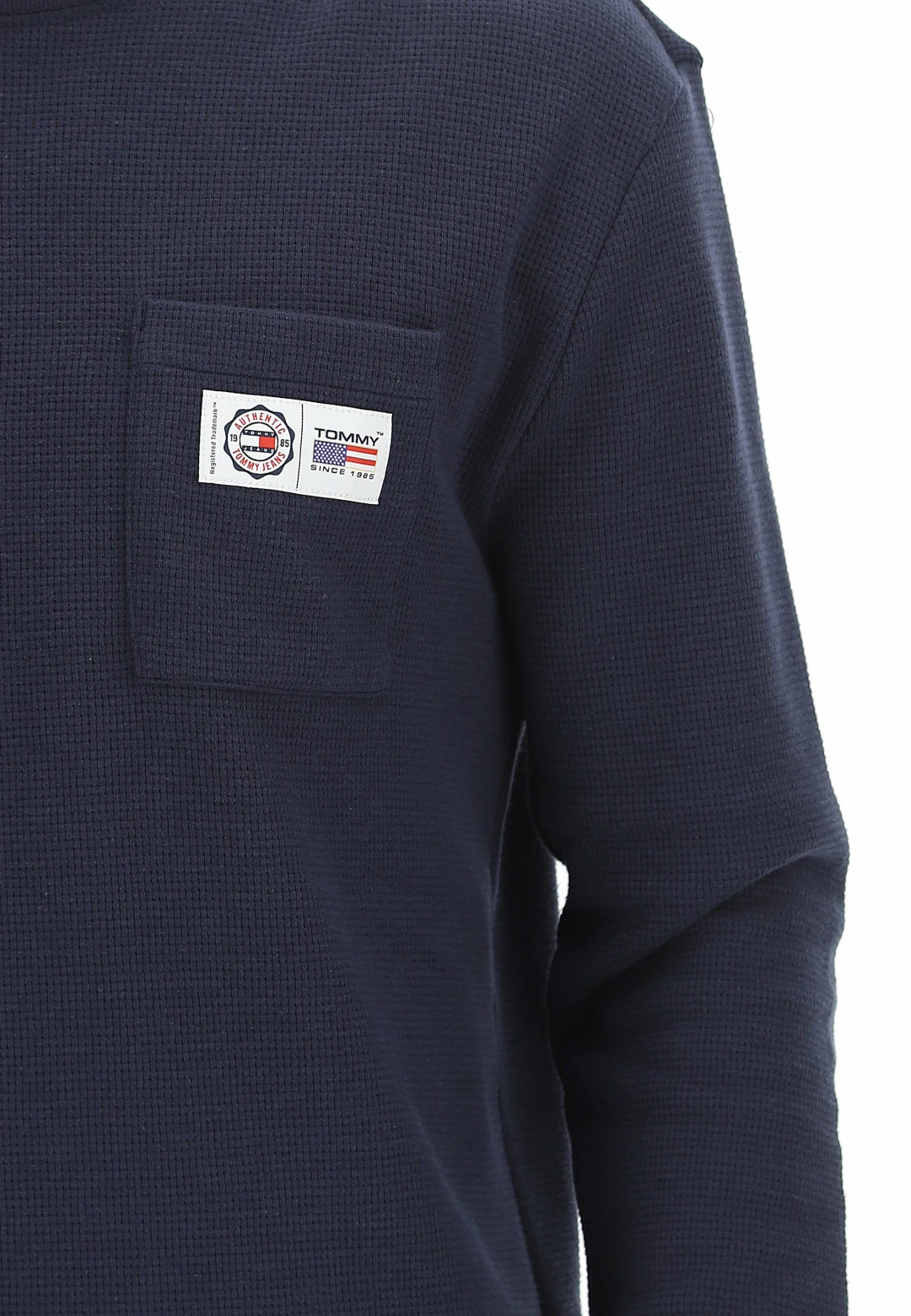 Tommy Hilfiger Jeans Maglioncino Girocollo Tommy Jeans Uomo Con Taschino E Patch Applicata 11 Tommy Hilfiger Jeans Maglioncino Girocollo Tommy Jeans Uomo Con Taschino E Patch Applicata - immagine 9