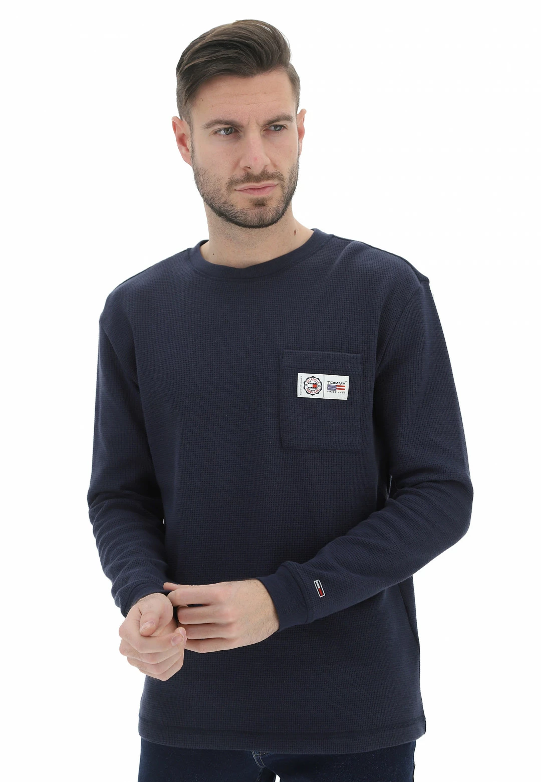 Tommy Hilfiger Jeans Maglioncino Girocollo Tommy Jeans Uomo Con Taschino E Patch Applicata 7 Tommy Hilfiger Jeans Maglioncino Girocollo Tommy Jeans Uomo Con Taschino E Patch Applicata - immagine 5