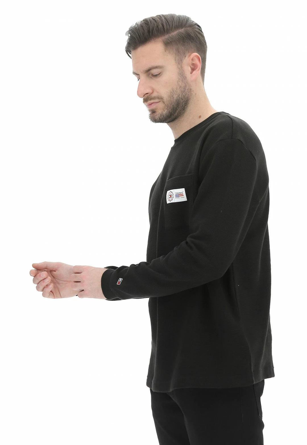 Tommy Hilfiger Jeans Maglioncino Girocollo Tommy Jeans Uomo Con Taschino E Patch Applicata 4 Tommy Hilfiger Jeans Maglioncino Girocollo Tommy Jeans Uomo Con Taschino E Patch Applicata - immagine 2