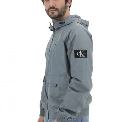 Calvin Klein Jeans Giubbino Calvin Klein Uomo Con Cappuccio E Tasconi Frontali E Logo A Contrasto 9 Calvin Klein Jeans Giubbino Calvin Klein Uomo Con Cappuccio E Tasconi Frontali E Logo A Contrasto -Lacoste shop 9ff2933477c11185469319247918177d